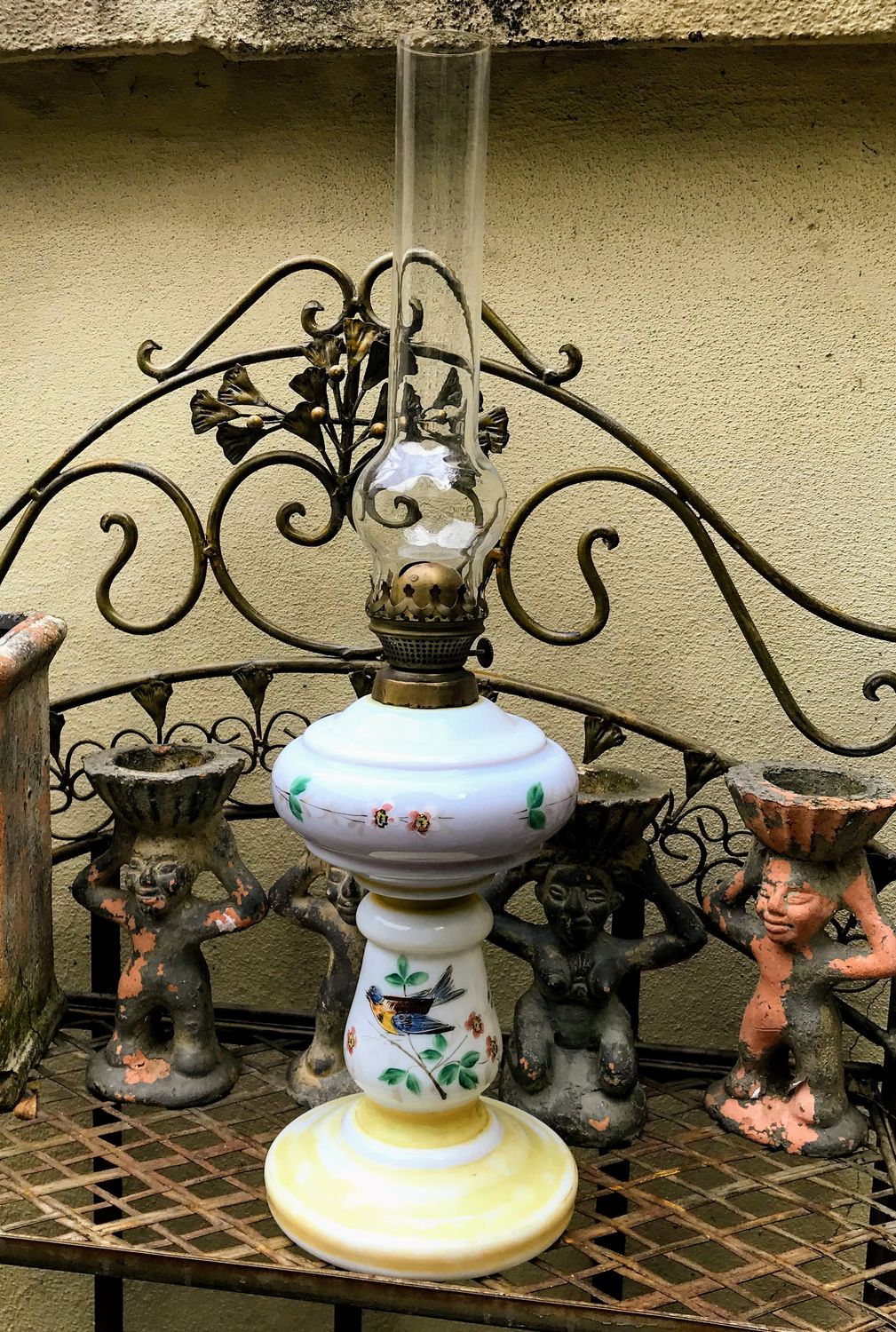 Antieke handgeschilderde olielamp van opalineglas  – Lempereur & Bernard, ca. 1895