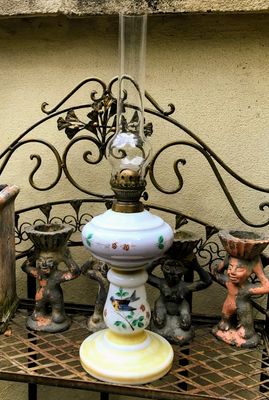 Antieke handgeschilderde olielamp van opalineglas  – Lempereur & Bernard, ca. 1895