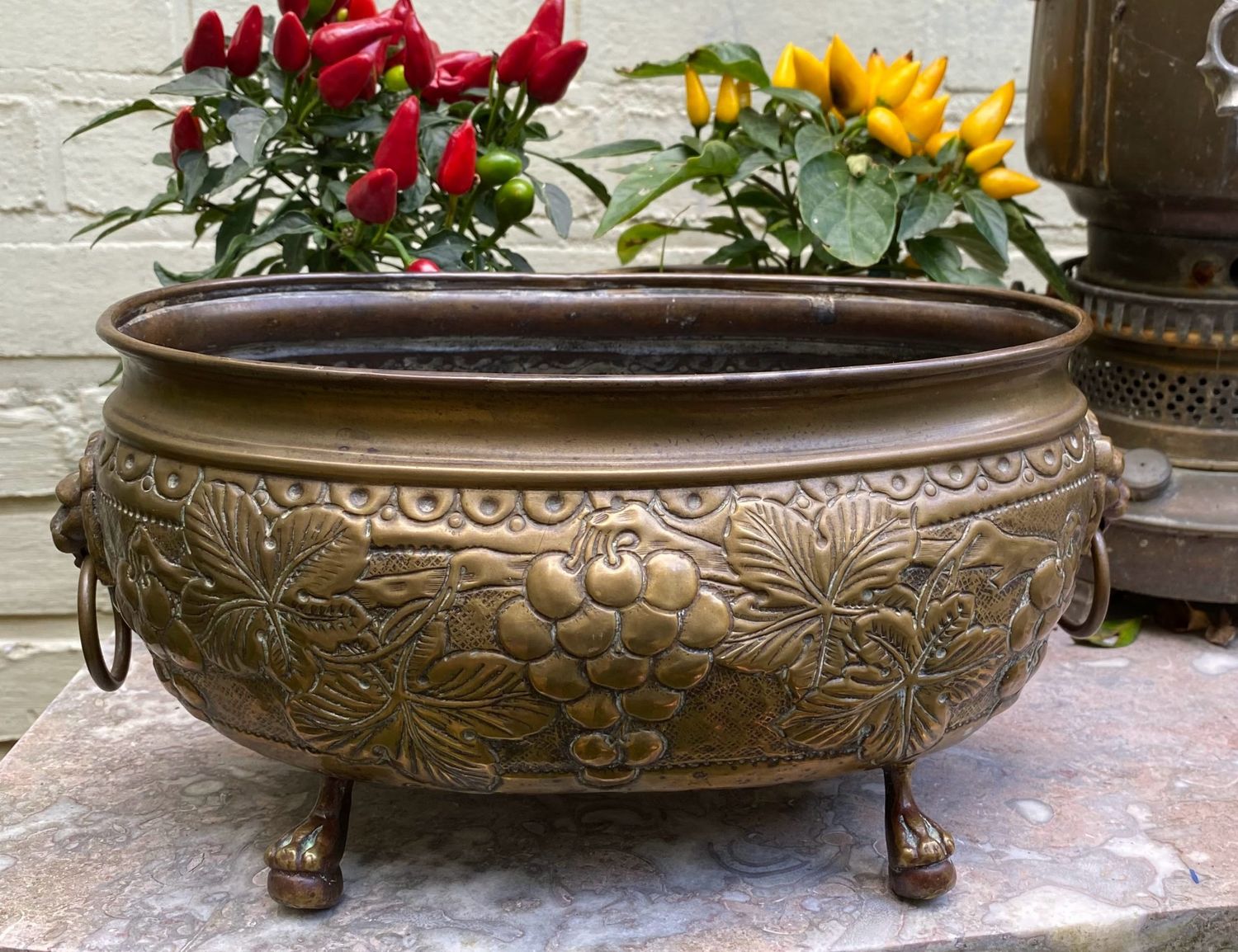 Antieke Engelse Jardinière in Koper – Leeuwenkoppen en Reliëfdecor ca. 1920