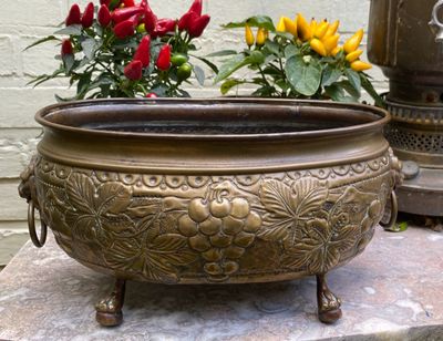 Antieke Engelse Jardinière in Koper – Leeuwenkoppen en Reliëfdecor ca. 1920