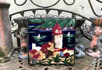 Antieke polychrome wandtegel – Dorp aan zee, ca. 1900