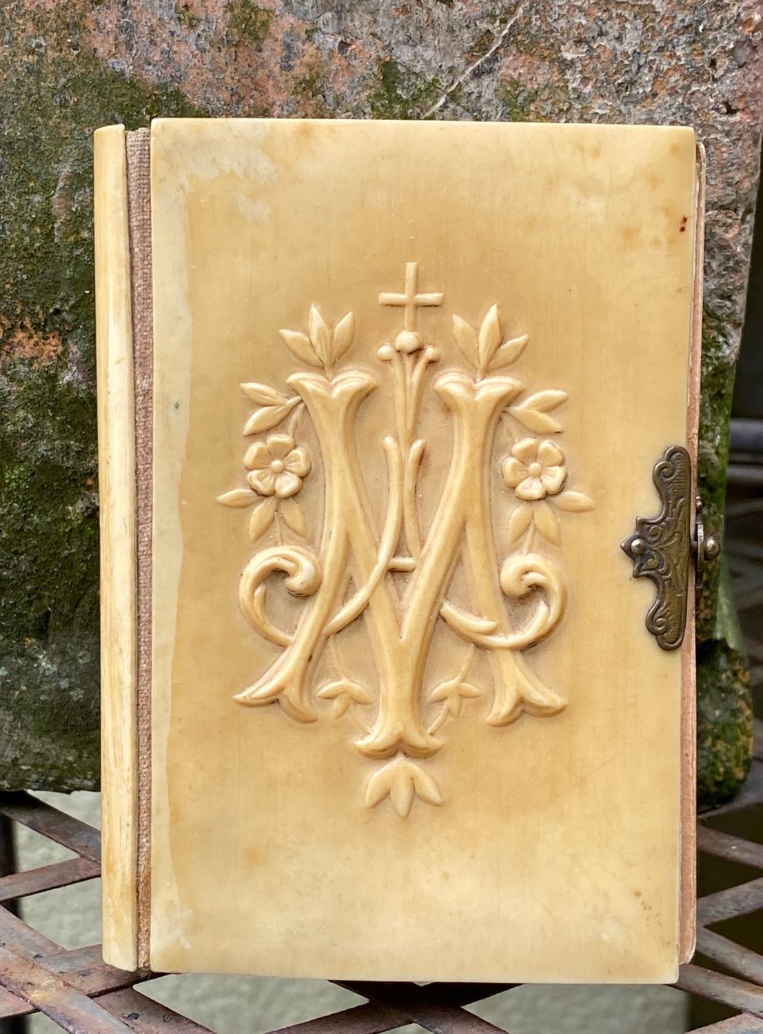 Antiek gebedenboekje Paroissien Romain met slotje, ivoorprint en goud op snee (1888)