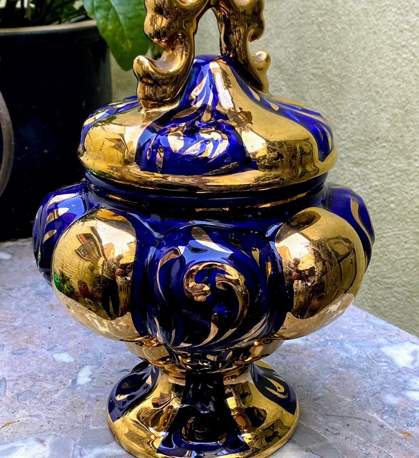 Vintage Italiaanse bonbonnière – Biscuit met kobaltblauw en gouden florale decoratie Vintage Italiaanse bonbonnière – Biscuit met kobaltblauw en gouden florale decoratie