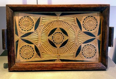 Ambachtelijk ​Eikenhouten dienblad in Fries houtsnijwerk – Art Deco stijl, ca. midden 20e eeuw