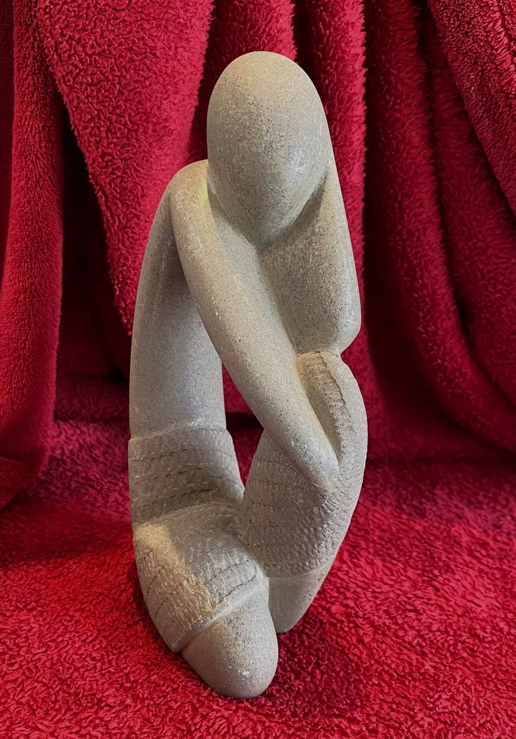 Decoratieve stenen sculptuur – Zittende etnische man in mijmering ca. 1950