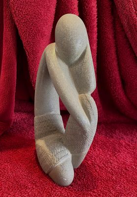 Decoratieve stenen sculptuur – Zittende etnische man in mijmering ca. 1950