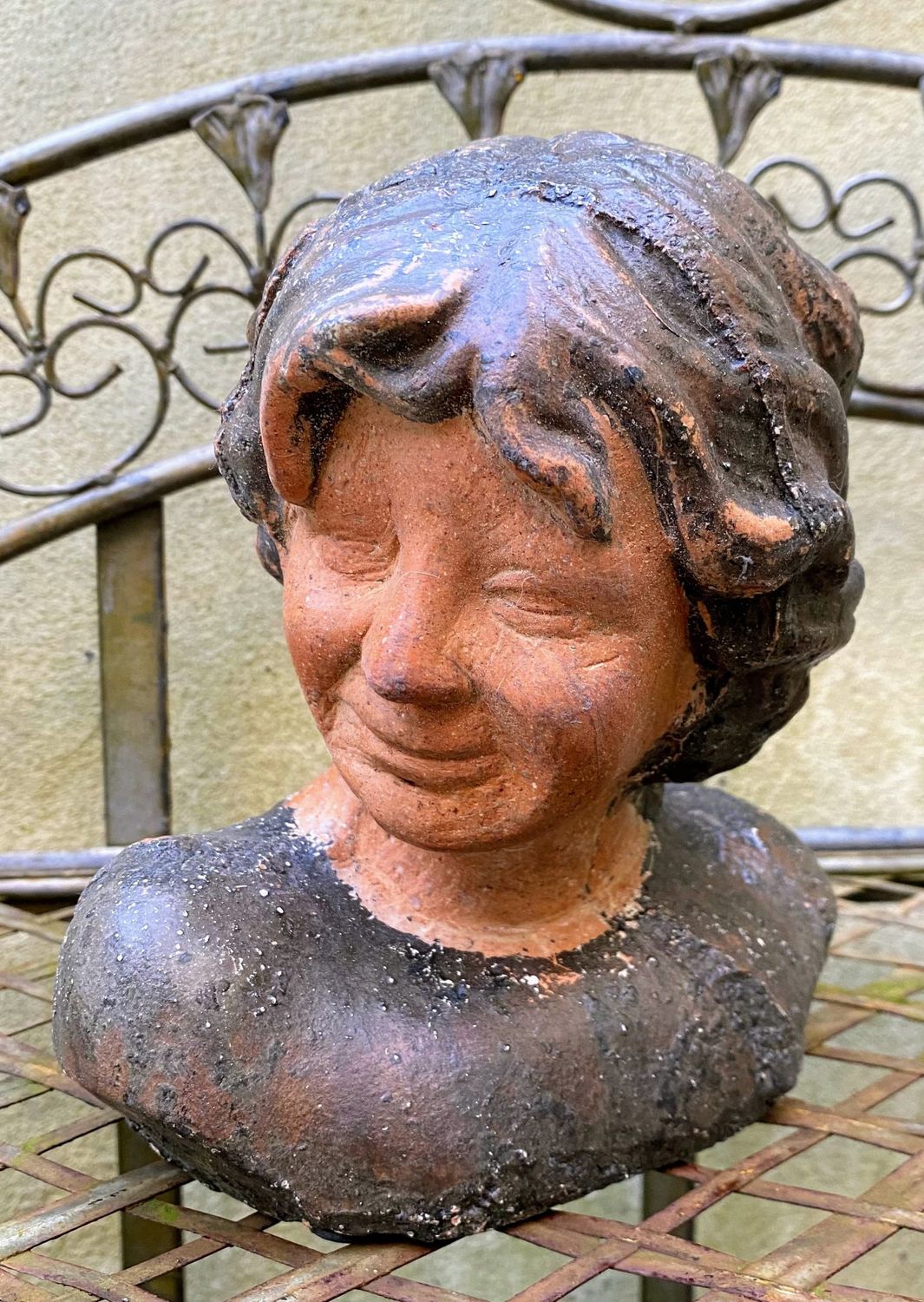 Gestileerde buste van kinderhoofdje – laat‑renaissancistische stijl - in steengoed