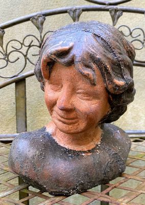 Gestileerde buste van kinderhoofdje – laat‑renaissancistische stijl - in steengoed