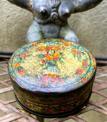 Vintage rond metalen dragee-doosje – beschilderde rozen