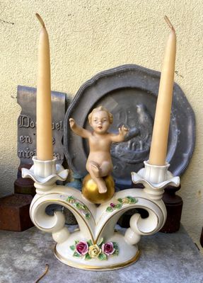 Decoratieve porseleinen kandelaar met putti naar Carl Thieme Potschappel Dresden Duitsland ca. 1900