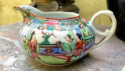 ​Chinees export Rose Canton porseleinen melkkannetje – Medaillons en bloemen, Ch’ing-dynastie, eind 19e–begin 20e eeuw