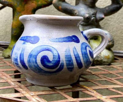 Klein Keuls kannetje in zoutgeglazuurd aardewerk – ca. 1950