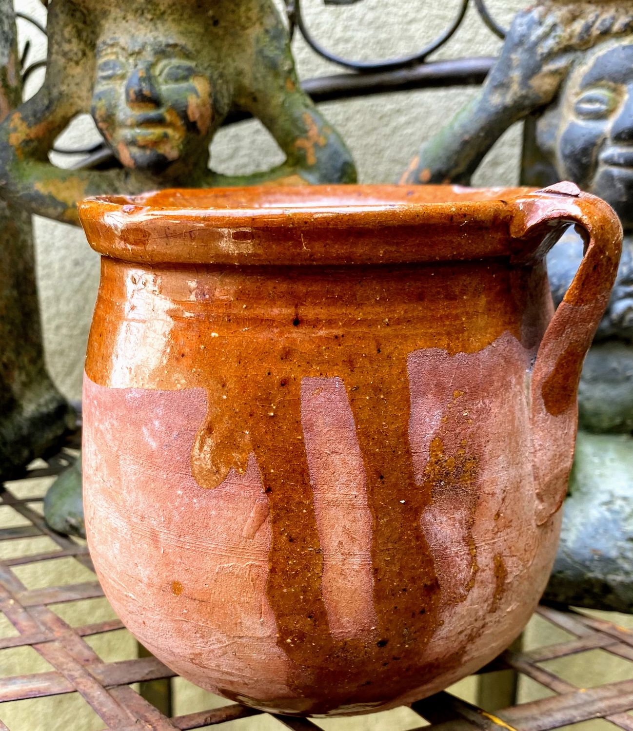 Brocante Frans grespotje met 2 oren – Druipglazuur en bruine teint