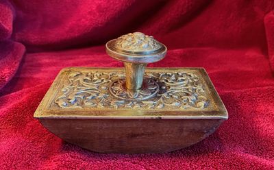 Antieke messing inktblotter – Schommelend model met houten voet en bloemenornament