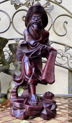 Handgesneden Chinees vissersbeeld uit merantihout – authentiek vintage decor