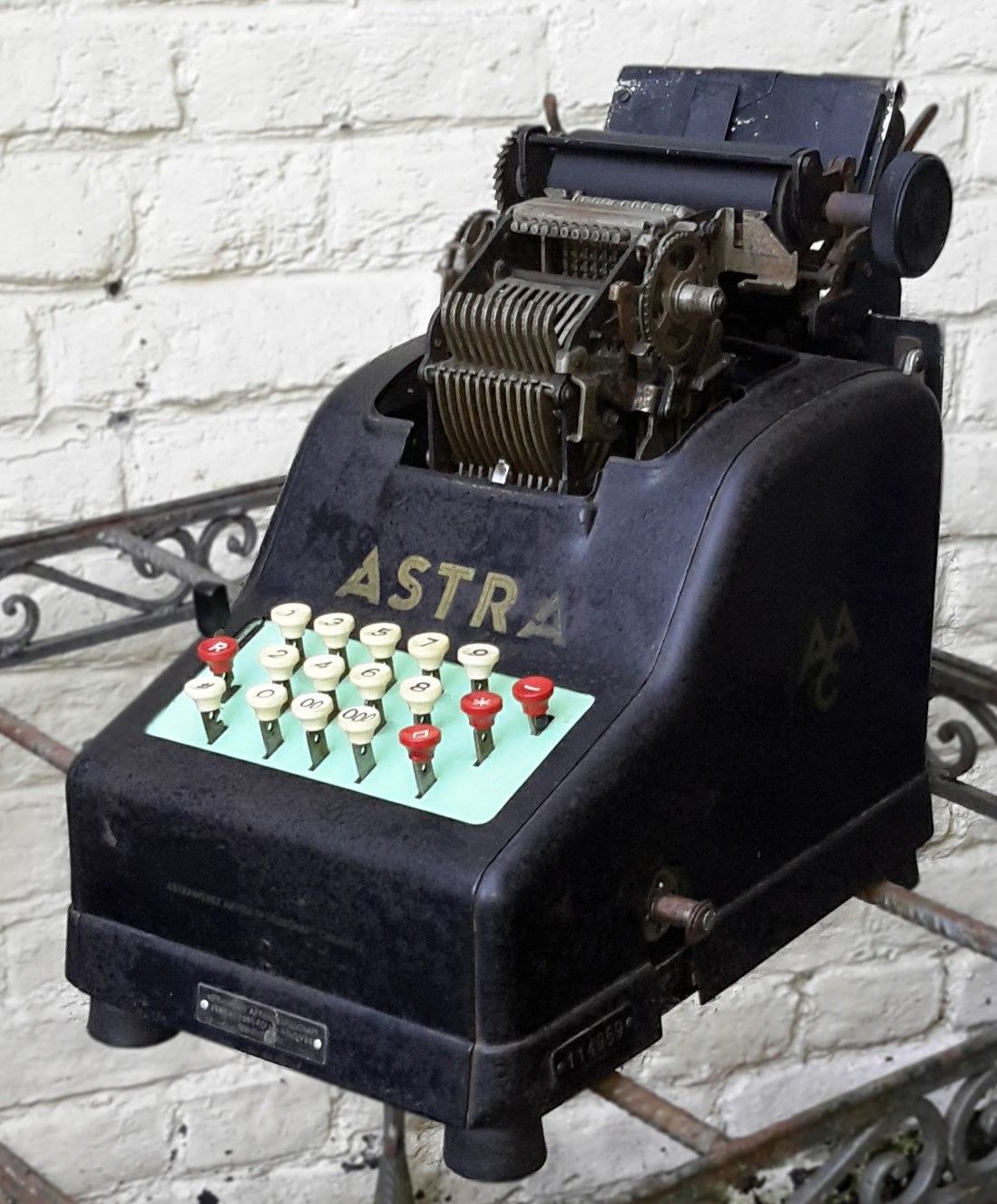 Antieke mechanische rekenmachine merk Astra klasse 1 – ca. 1930