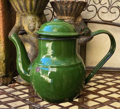 Groene middelgrote emaille theepot met scharnierend dekseltje jaren 60