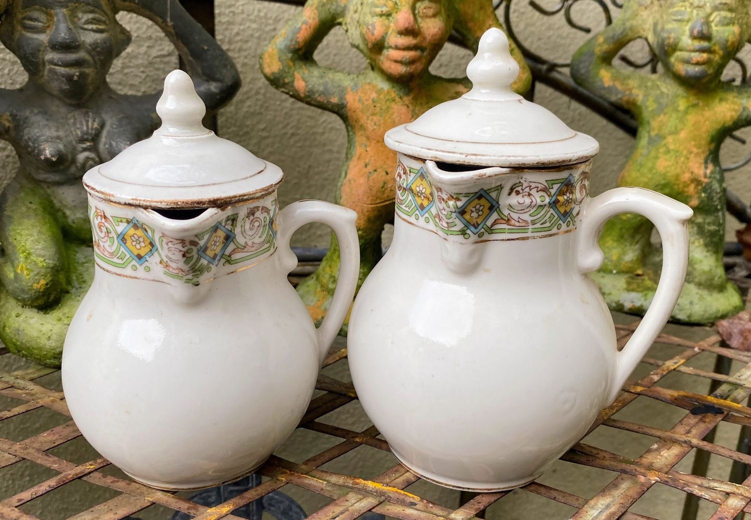 Frans Melkkannetjesduo ca. 1920 – Steengoed met Gouden Accenten en Bloemenband