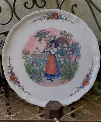 Sarreguemines taartschotel – Obernai decor Henri Loux, Elzas scène ca. 1960