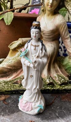 Gouden Sereniteit – Zeldzaam Chinees Porseleinen Beeldje van Guan Yin (1960s) Gouden Sereniteit – Zeldzaam Chinees Porseleinen Beeldje van Guan Yin (1960s)