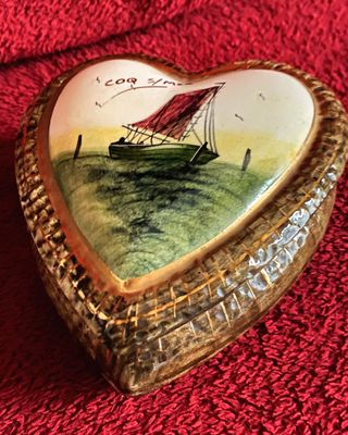 Vintage hartvormig aardewerken doosje – H. Bequet, Cocq‑sur‑Mer, ca. midden 20e eeuw