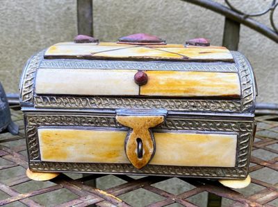 Vintage juwelendoos in camel bone en messing – Oriëntaalse elegantie in detail