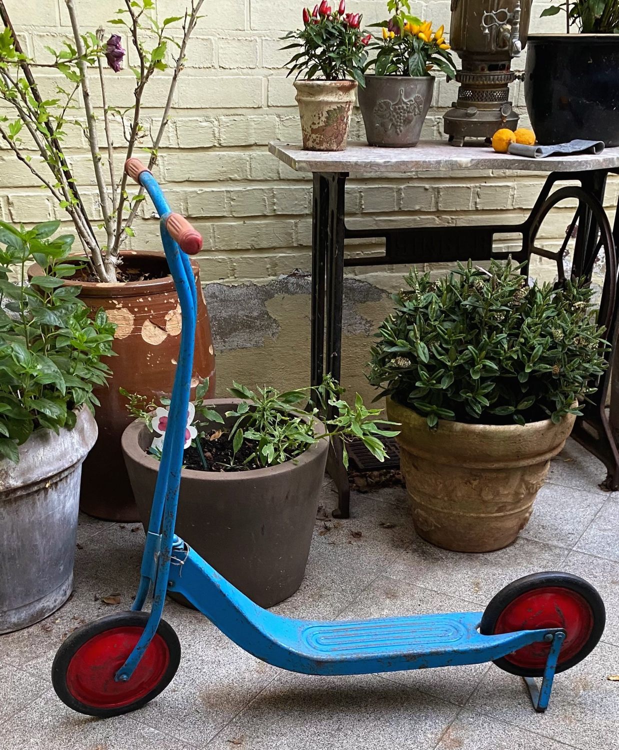 Originele Triang kinderstep uit Engeland, 1962 – lichtblauw met rode wielen, nostalgisch design Originele Triang kinderstep uit Engeland, 1962 – lichtblauw met rode wielen, nostalgisch design