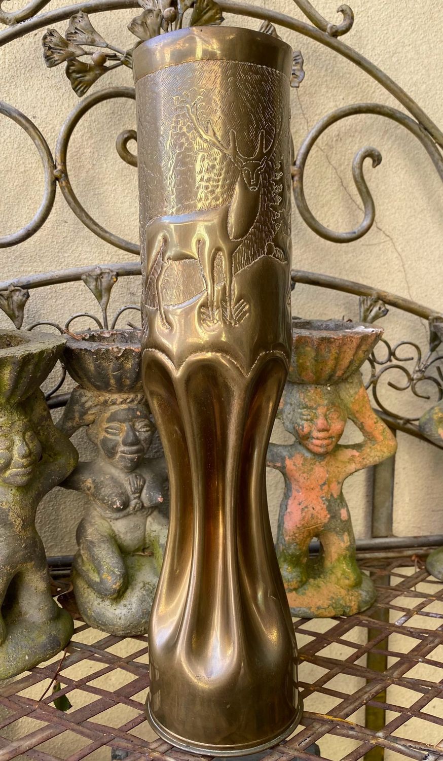 Unieke WO I-obusvaas uit 1917, loopgraafkunst in koper, hert in sneeuwlandschap een oorlogsobject met verhaal en emotie