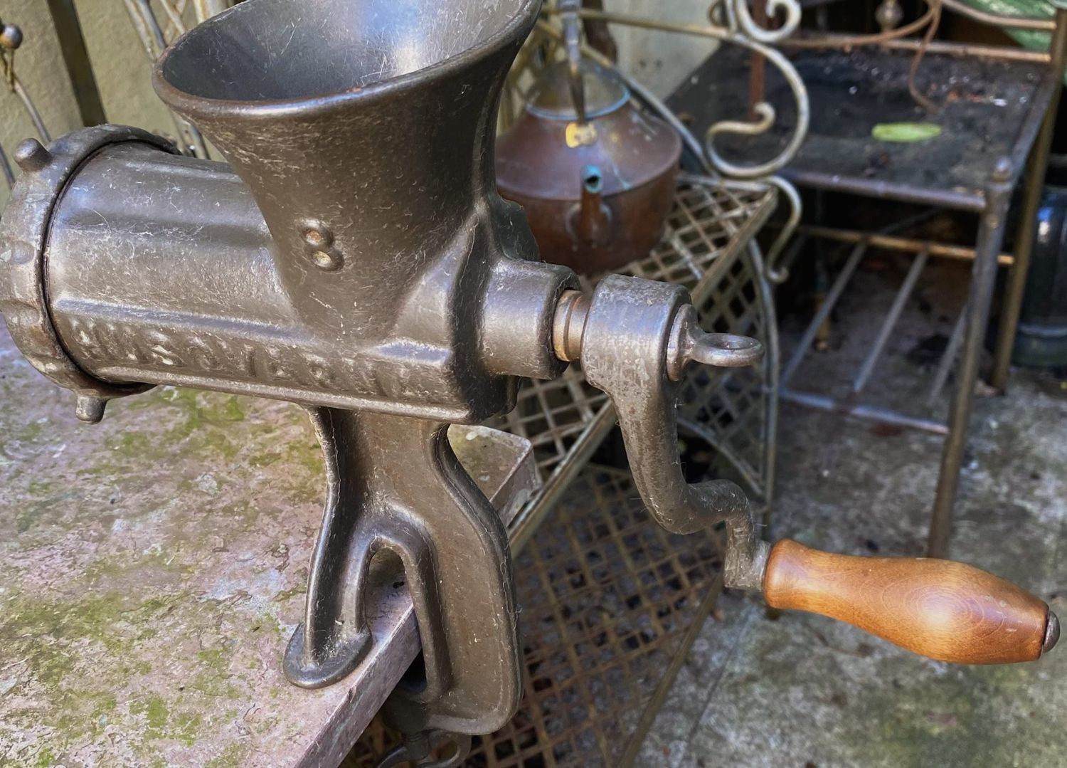 Industriële Husqvarna Reliance vleesmolen Nr. 8 – gietijzer met houten handvat, ca. 1950