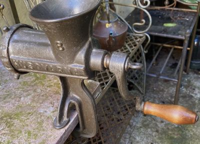 Industriële Husqvarna Reliance vleesmolen Nr. 8 – gietijzer met houten handvat, ca. 1950