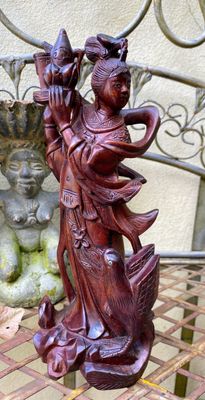 Fijn Gesneden Chinees Merantihouten Beeld – Vrouw met Siervogel