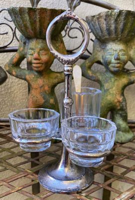 Vintage Belgisch specerijenstel met handgeslepen glaasjes op verchroomd draaiplateau – zout, peper & mosterd met houten lepeltje – ca. midden 20e eeuw