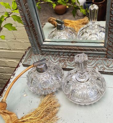 Art Deco Elegantie – Retro Parfumset met Verstuiver en Poederpotje uit de Jaren 30