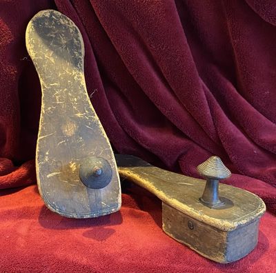 Antiek paar houten Paduka sandalen – handgesneden eerbetoon uit Zuid-Azië, ca. midden 20e eeuw