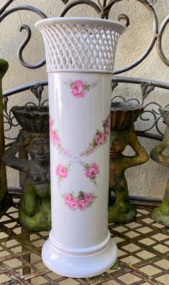 Antieke Duitse Max Roesler cilindervaas– porselein met netrand en rozenvolants, ca. 1894–1921