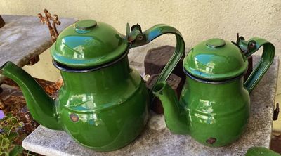 Twee donkergroene geëmailleerde theepotjes — verwant duo uit de jaren ’60