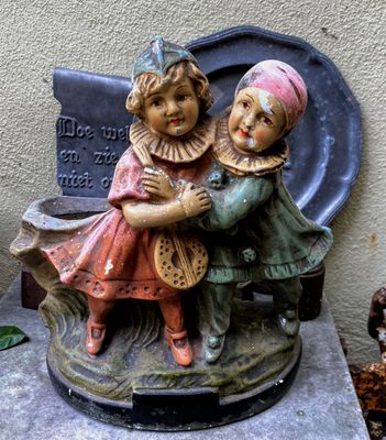 Romantisch vintage cache-pot beeld – meisje en jongen in kleurrijk aardewerk, jaren 1920