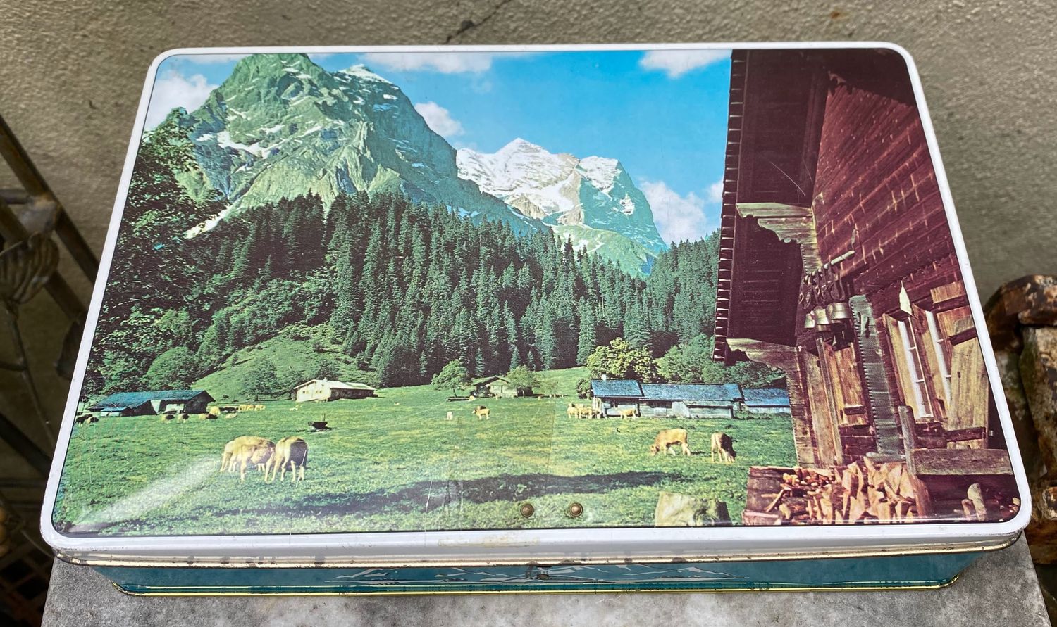 Authentiek Vintage Alpenblik – Belgische nostalgie in tin Authentiek Vintage Alpenblik – Belgische nostalgie in tin