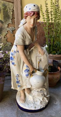 Royal Dux – Monumentaal Porseleinen Beeld van Boerenmeisje bij Fontein (ca. 1900)