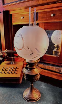 Antieke Duitse olielamp met Kosmos Brenner – Messing met een elegante ronde matglazen kap (1880–1900)