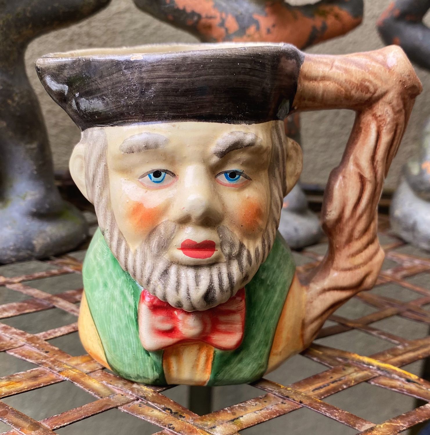 Vintage Handgeschilderd Melkkannetje – Karaktervolle Toby Mok met Bebaarde Man Vintage Handgeschilderd Melkkannetje – Karaktervolle Toby Mok met Bebaarde Man