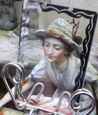 Kleine Vintage Fotohouder op Metalen Statief – Gegraveerd Spiegelmotief, ca. mid‑20e eeuw Kleine Vintage Fotohouder op Metalen Statief – Gegraveerd Spiegelmotief, ca. mid‑20e eeuw