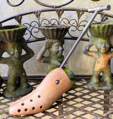 Vintage houten schoenleest met gietijzeren schroef – Ambachtelijk gereedschap