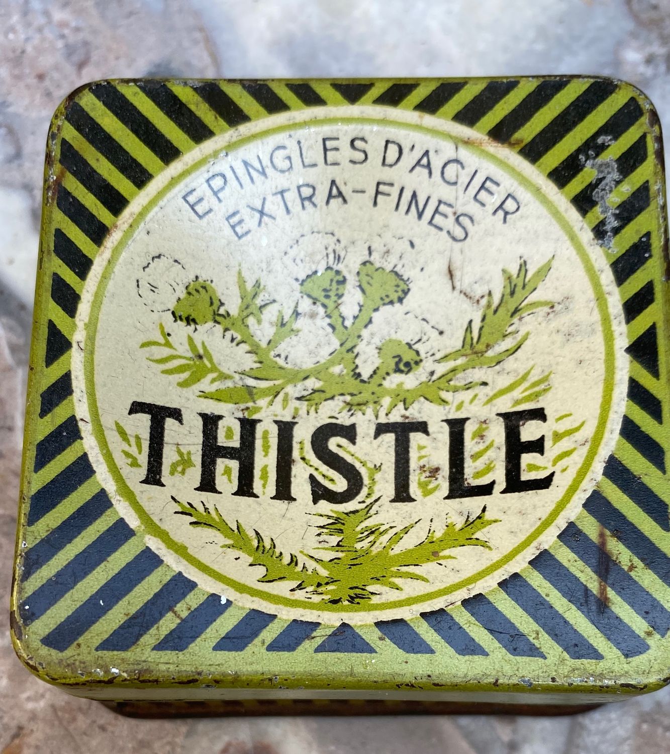 Zeldzaam blik THISTLE Epingles d`Acier 50 Grammes – Belgische spelden, jaren ’50 Zeldzaam blik THISTLE Epingles d`Acier 50 Grammes – Belgische spelden, jaren ’50