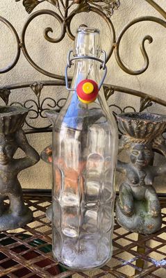 Vintage Italiaanse glazen limonadefles met gele stop en draadbeugel – Productie ca. 1950–1970