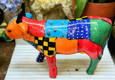 Pop Art koe‑keramische sculptuur in lappendekenstijl – geïnspireerd door Joan Miró, Art Design Mid Century, ca. 1980