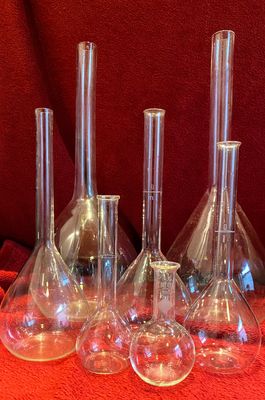 Set van 7 vintage volumetrische laboratoriumkolven – variërend glaswerk 20e eeuw