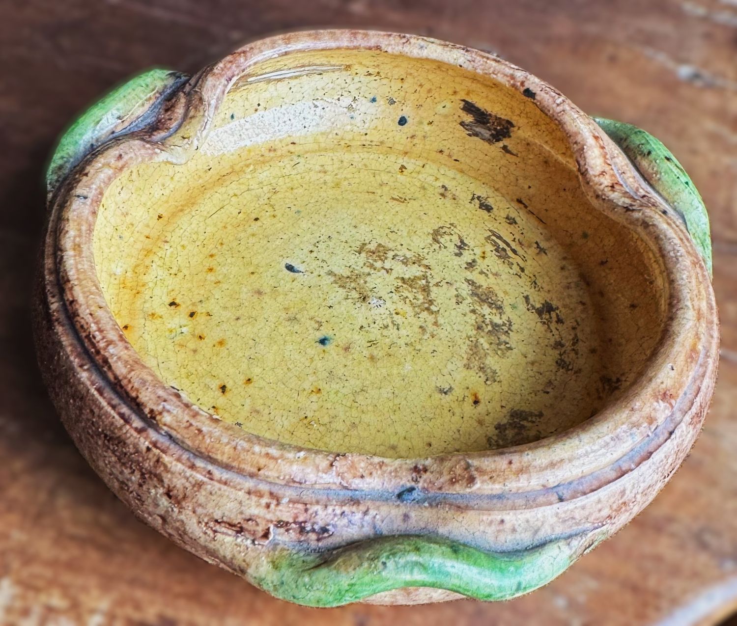 ​Decoratief geel‑bruin geglazuurd asbakje met drie lichtgroene oren – Jaren 30