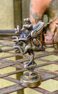 Uniek schaakstuk in de vorm van een griffioen draak – Handgemaakt, vermoedelijk Turks vakmanschap