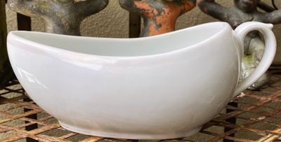 Oude Franse Bourdaloue of dameskamerpot in wit keramiek, antiek urinoir